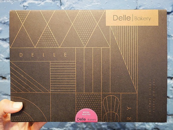 Delle bakery 德麗烘焙坊：Delle bakery 德麗烘焙坊-金典綠園道第六市場  每日現烤可麗露  高貴不貴的平價好味道  送禮自用兩相宜