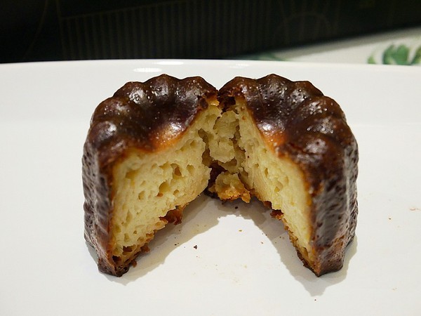 Delle bakery 德麗烘焙坊：Delle bakery 德麗烘焙坊-金典綠園道第六市場  每日現烤可麗露  高貴不貴的平價好味道  送禮自用兩相宜