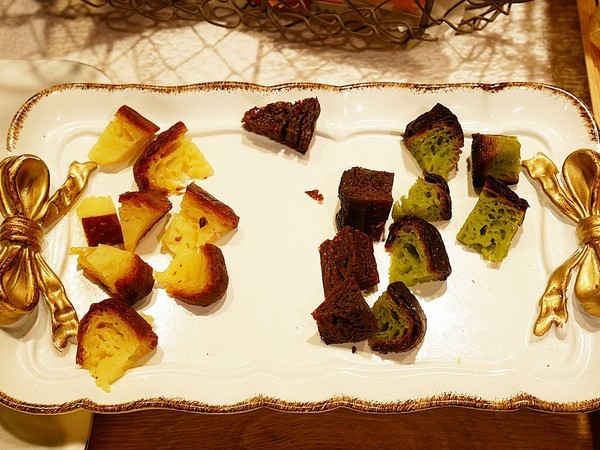 Delle bakery 德麗烘焙坊：Delle bakery 德麗烘焙坊-金典綠園道第六市場  每日現烤可麗露  高貴不貴的平價好味道  送禮自用兩相宜