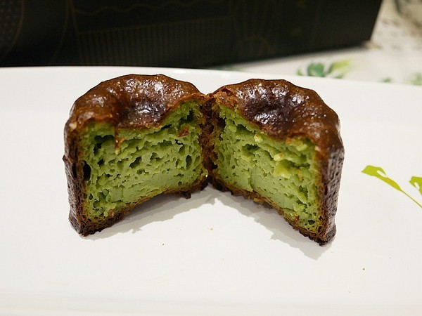 Delle bakery 德麗烘焙坊：Delle bakery 德麗烘焙坊-金典綠園道第六市場  每日現烤可麗露  高貴不貴的平價好味道  送禮自用兩相宜