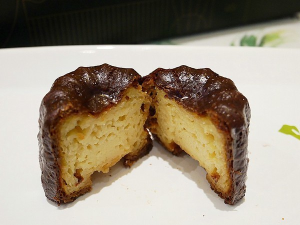 Delle bakery 德麗烘焙坊：Delle bakery 德麗烘焙坊-金典綠園道第六市場  每日現烤可麗露  高貴不貴的平價好味道  送禮自用兩相宜