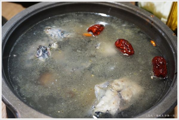 湯馥石頭火鍋-19-烏骨雞肉鍋.JPG
