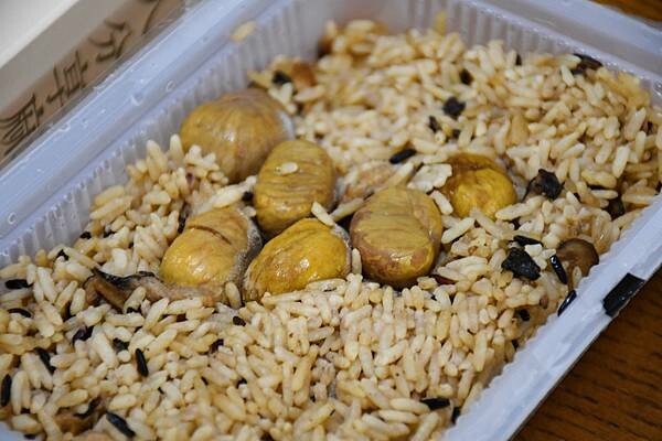 網路超高評價的彌月油飯選擇【冊子生活購】現在也有冷凍包裝啦！想吃好吃油飯隨時有，麻油雞讓上班族輕鬆上