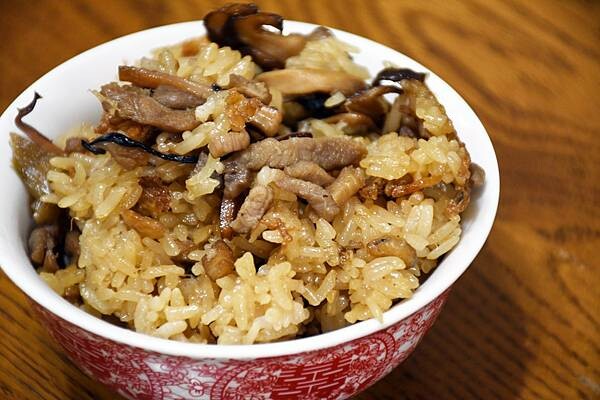 網路超高評價的彌月油飯選擇【冊子生活購】現在也有冷凍包裝啦！想吃好吃油飯隨時有，麻油雞讓上班族輕鬆上