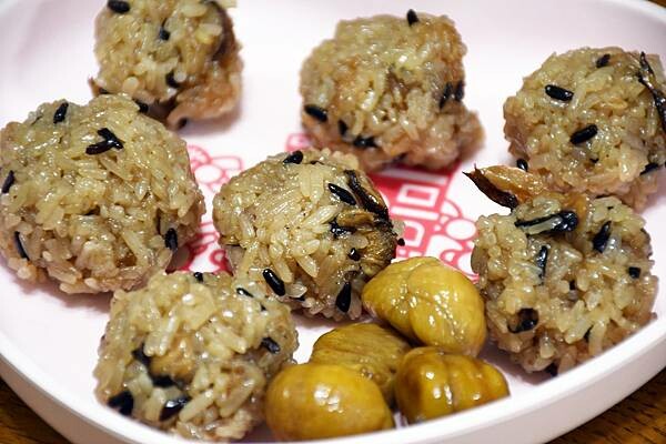 網路超高評價的彌月油飯選擇【冊子生活購】現在也有冷凍包裝啦！想吃好吃油飯隨時有，麻油雞讓上班族輕鬆上