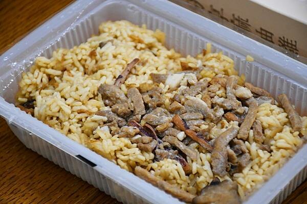 網路超高評價的彌月油飯選擇【冊子生活購】現在也有冷凍包裝啦！想吃好吃油飯隨時有，麻油雞讓上班族輕鬆上
