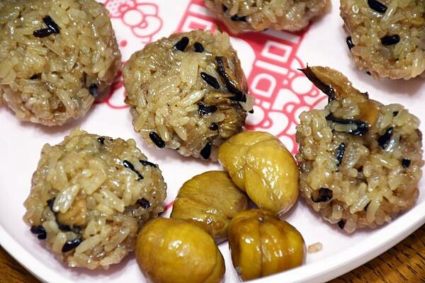 網路超高評價的彌月油飯選擇【冊子生活購】現在也有冷凍包裝啦！想吃好吃油飯隨時有，麻油雞讓上班族輕鬆上