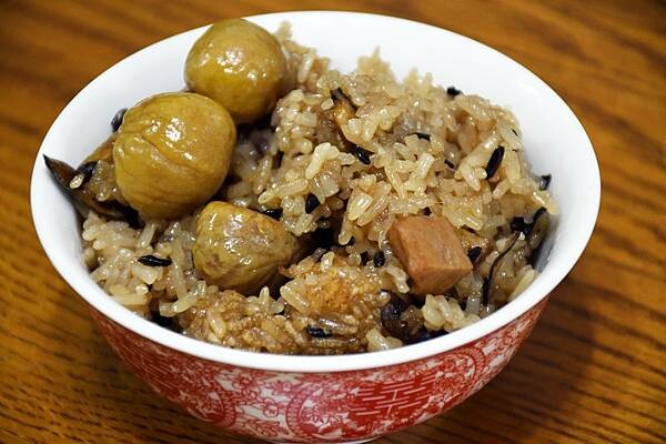 網路超高評價的彌月油飯選擇【冊子生活購】現在也有冷凍包裝啦！想吃好吃油飯隨時有，麻油雞讓上班族輕鬆上