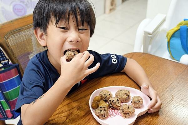 網路超高評價的彌月油飯選擇【冊子生活購】現在也有冷凍包裝啦！想吃好吃油飯隨時有，麻油雞讓上班族輕鬆上