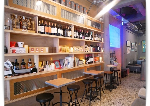 好氣氛「小島公寓/小島茶酒」小酒館裡的午茶時間。