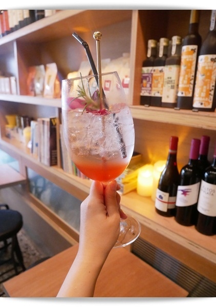 好氣氛「小島公寓/小島茶酒」小酒館裡的午茶時間。