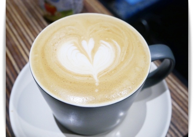 好氣氛「小島公寓/小島茶酒」小酒館裡的午茶時間。