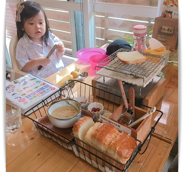 好氣氛「小島公寓/小島茶酒」小酒館裡的午茶時間。