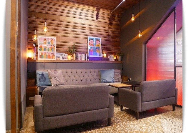 好氣氛「小島公寓/小島茶酒」小酒館裡的午茶時間。