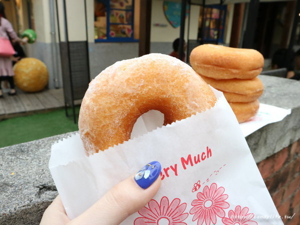 海嘯吧!小米甜甜圈:台中美食│海嘯吧!小米甜甜圈〃一中街也吃的到超夯的小米甜甜圈囉!