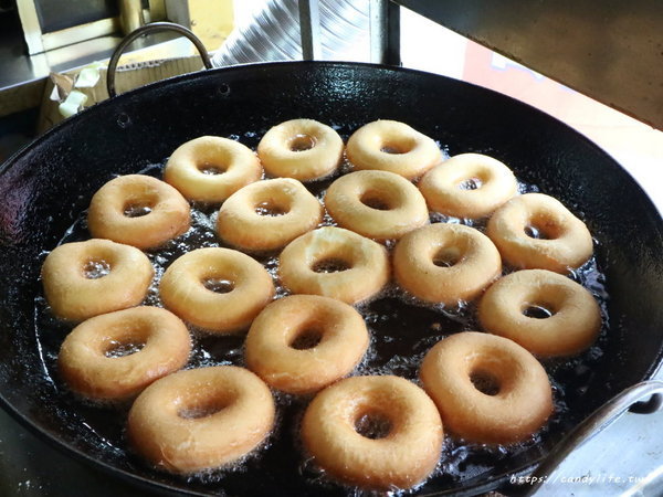 海嘯吧!小米甜甜圈:台中美食│海嘯吧!小米甜甜圈〃一中街也吃的到超夯的小米甜甜圈囉!