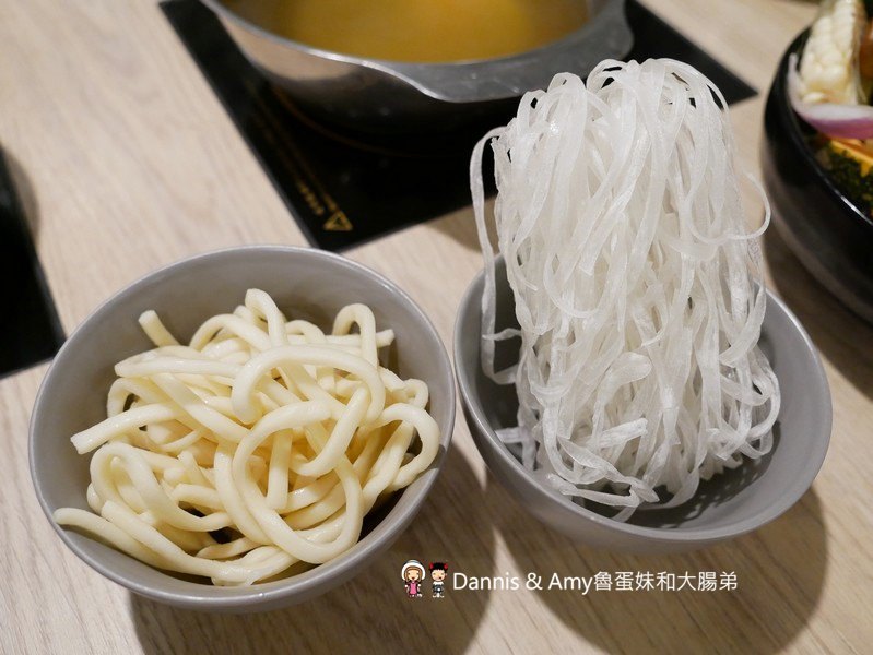 《新竹文青風火鍋》巨城附近湯作鍋物。自家熬煮湯頭,嚴選肉品,特色沾醬。食材用心用餐環境舒適︱三民路餐廳推薦（影片）