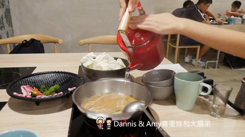 《新竹文青風火鍋》巨城附近湯作鍋物。自家熬煮湯頭,嚴選肉品,特色沾醬。食材用心用餐環境舒適︱三民路餐廳推薦（影片）