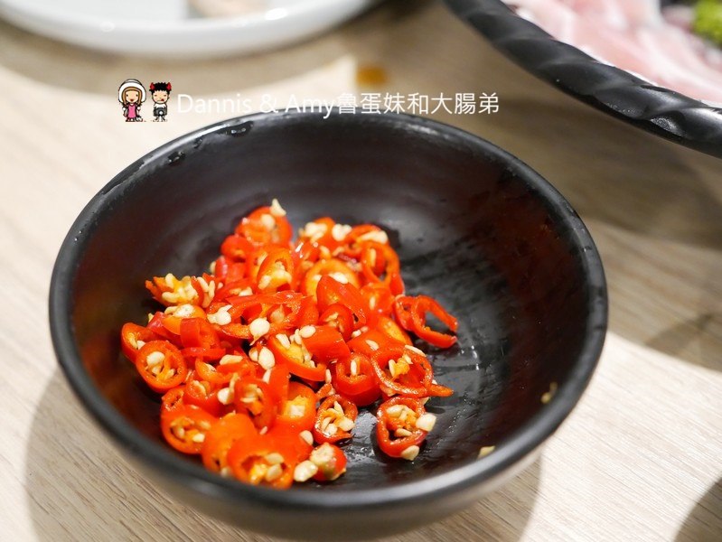 《新竹文青風火鍋》巨城附近湯作鍋物。自家熬煮湯頭,嚴選肉品,特色沾醬。食材用心用餐環境舒適︱三民路餐廳推薦（影片）