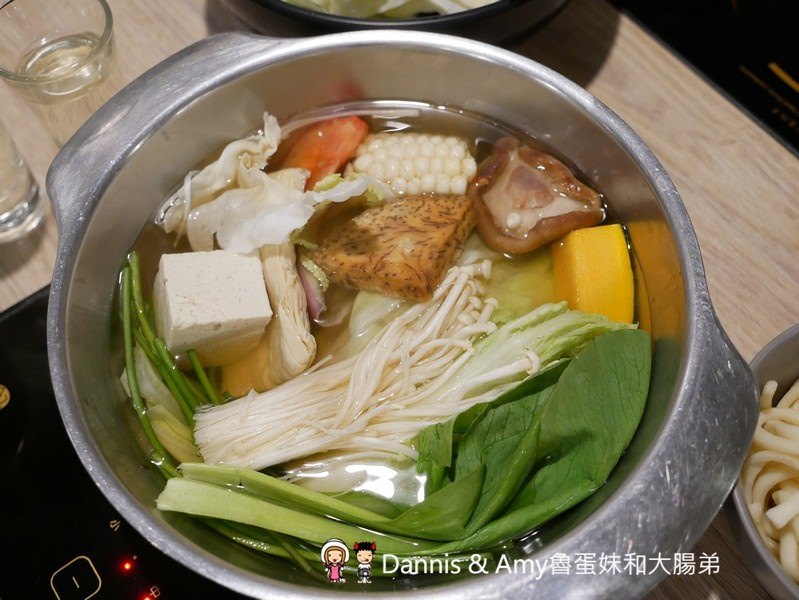 《新竹文青風火鍋》巨城附近湯作鍋物。自家熬煮湯頭,嚴選肉品,特色沾醬。食材用心用餐環境舒適︱三民路餐廳推薦（影片）