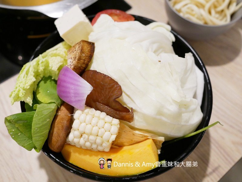 《新竹文青風火鍋》巨城附近湯作鍋物。自家熬煮湯頭,嚴選肉品,特色沾醬。食材用心用餐環境舒適︱三民路餐廳推薦（影片）