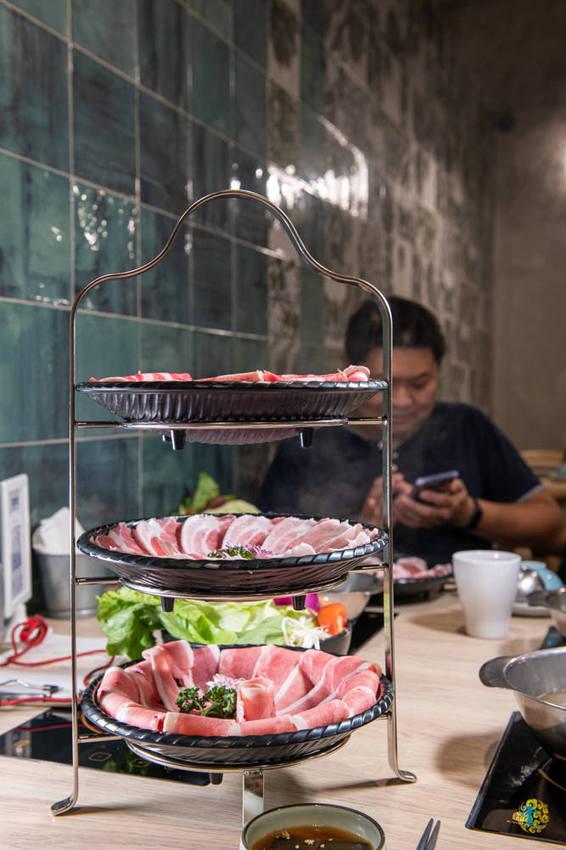 新竹巨城火鍋》湯作鍋物 - 天然無添加當天現熬湯底 不能錯過的嚴選肉品與特色沾醬 - 時空幻境 凌雲江海清