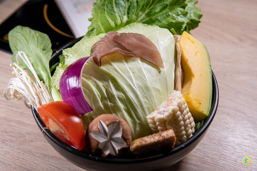 新竹巨城火鍋》湯作鍋物 - 天然無添加當天現熬湯底 不能錯過的嚴選肉品與特色沾醬 - 時空幻境 凌雲江海清