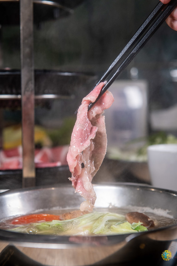 新竹巨城火鍋》湯作鍋物 - 天然無添加當天現熬湯底 不能錯過的嚴選肉品與特色沾醬 - 時空幻境 凌雲江海清