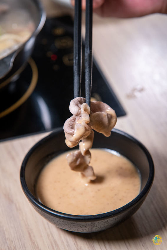 新竹巨城火鍋》湯作鍋物 - 天然無添加當天現熬湯底 不能錯過的嚴選肉品與特色沾醬 - 時空幻境 凌雲江海清