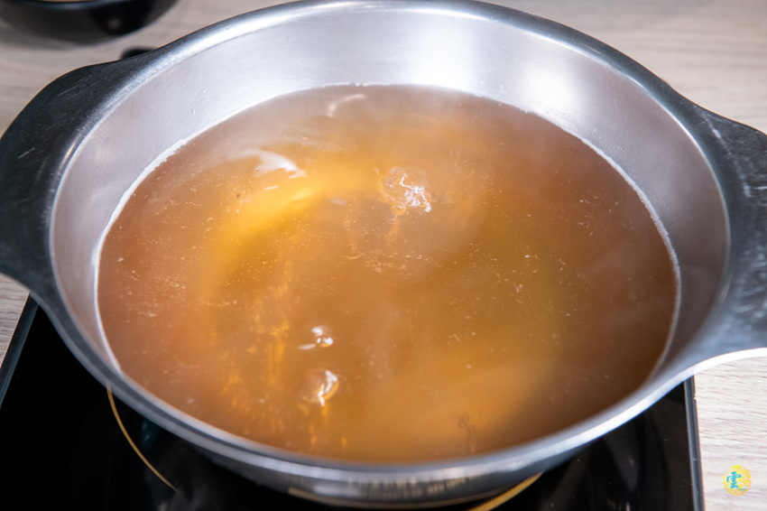 新竹巨城火鍋》湯作鍋物 - 天然無添加當天現熬湯底 不能錯過的嚴選肉品與特色沾醬 - 時空幻境 凌雲江海清