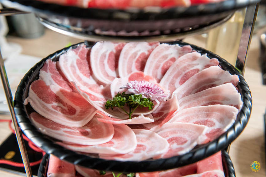 新竹巨城火鍋》湯作鍋物 - 天然無添加當天現熬湯底 不能錯過的嚴選肉品與特色沾醬 - 時空幻境 凌雲江海清