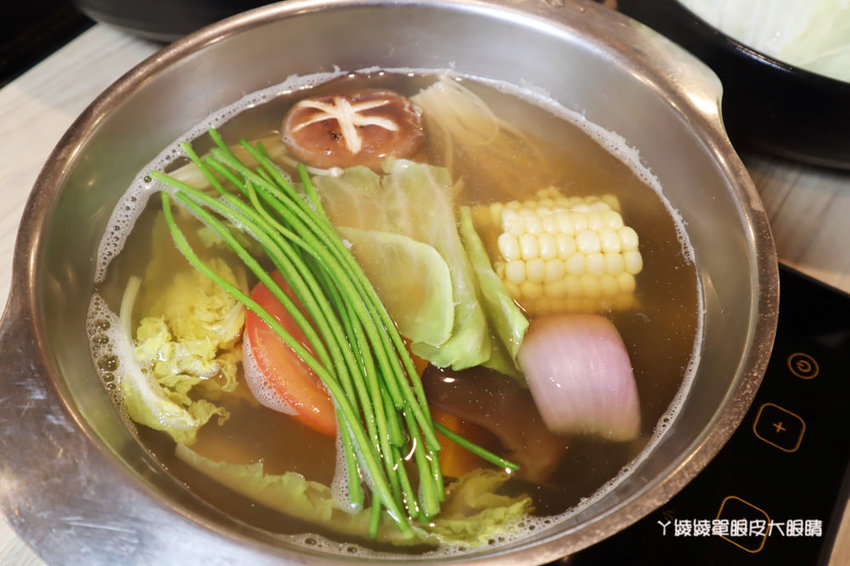 新竹火鍋推薦湯作鍋物!巨城附近火鍋,必吃招牌剝皮辣椒雞湯、高檔肉品及特色佐醬