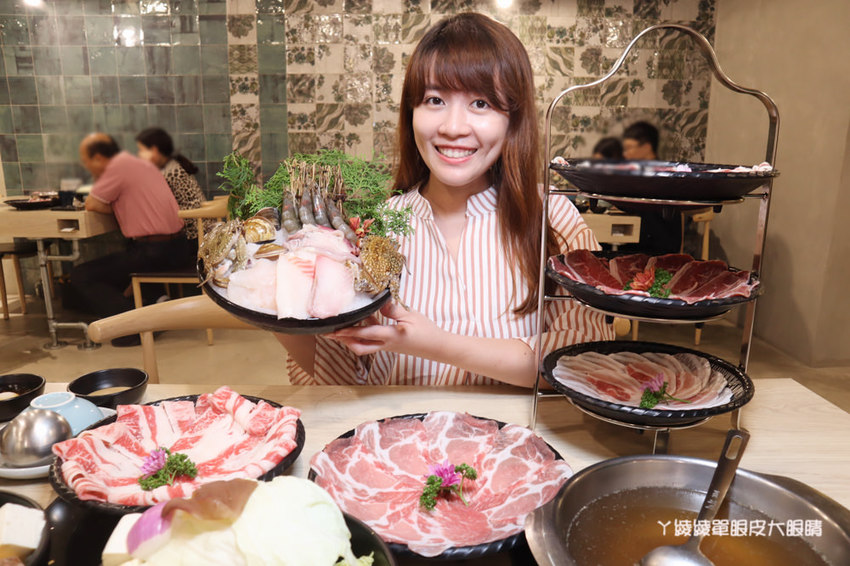 新竹火鍋推薦湯作鍋物!巨城附近火鍋,必吃招牌剝皮辣椒雞湯、高檔肉品及特色佐醬