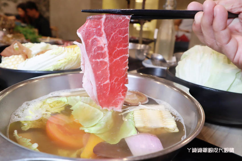 新竹火鍋推薦湯作鍋物!巨城附近火鍋,必吃招牌剝皮辣椒雞湯、高檔肉品及特色佐醬