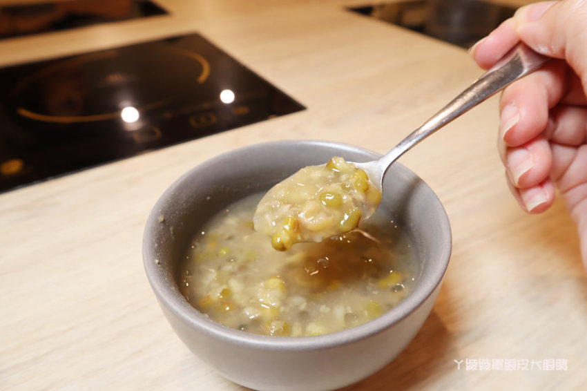 新竹火鍋推薦湯作鍋物！巨城附近火鍋，必吃招牌剝皮辣椒雞湯、高檔肉品及特色佐醬