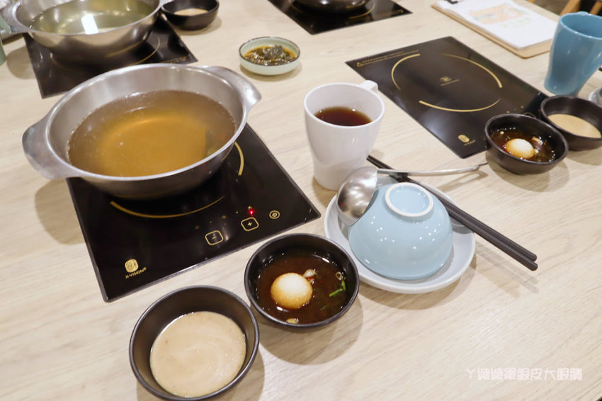 新竹火鍋推薦湯作鍋物！巨城附近火鍋，必吃招牌剝皮辣椒雞湯、高檔肉品及特色佐醬