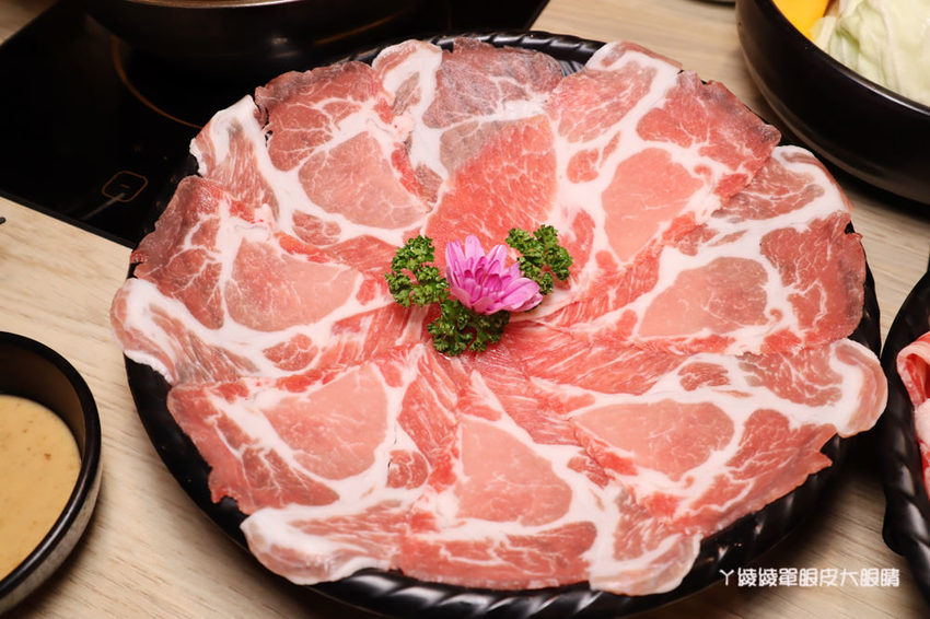 新竹火鍋推薦湯作鍋物!巨城附近火鍋,必吃招牌剝皮辣椒雞湯、高檔肉品及特色佐醬