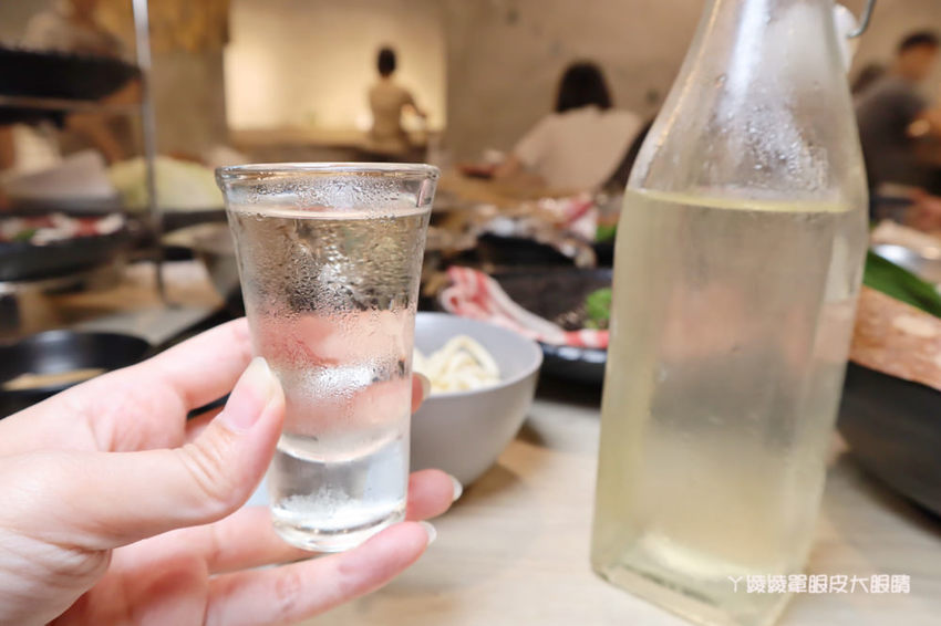 新竹火鍋推薦湯作鍋物!巨城附近火鍋,必吃招牌剝皮辣椒雞湯、高檔肉品及特色佐醬