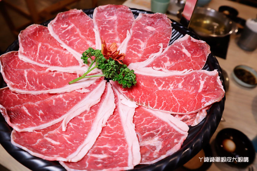 新竹火鍋推薦湯作鍋物!巨城附近火鍋,必吃招牌剝皮辣椒雞湯、高檔肉品及特色佐醬