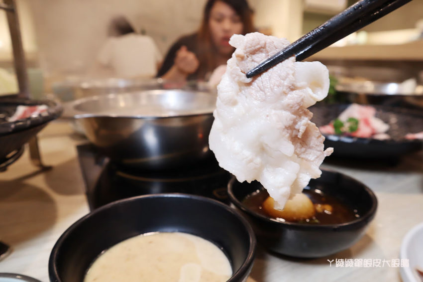 新竹火鍋推薦湯作鍋物！巨城附近火鍋，必吃招牌剝皮辣椒雞湯、高檔肉品及特色佐醬