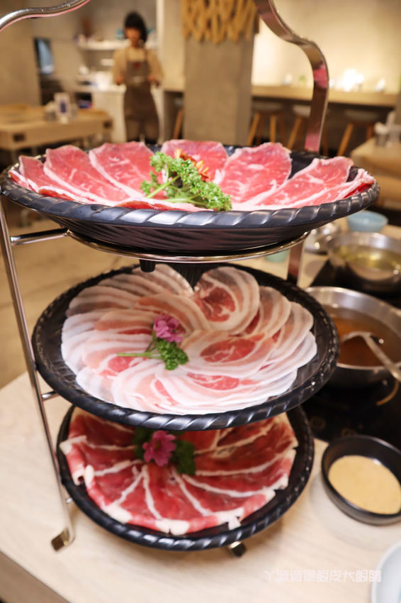 新竹火鍋推薦湯作鍋物!巨城附近火鍋,必吃招牌剝皮辣椒雞湯、高檔肉品及特色佐醬