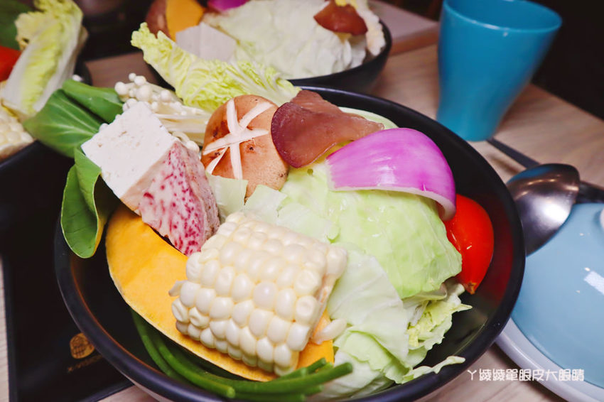 新竹火鍋推薦湯作鍋物！巨城附近火鍋，必吃招牌剝皮辣椒雞湯、高檔肉品及特色佐醬