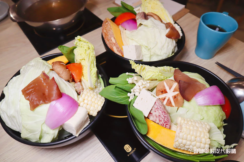 新竹火鍋推薦湯作鍋物!巨城附近火鍋,必吃招牌剝皮辣椒雞湯、高檔肉品及特色佐醬