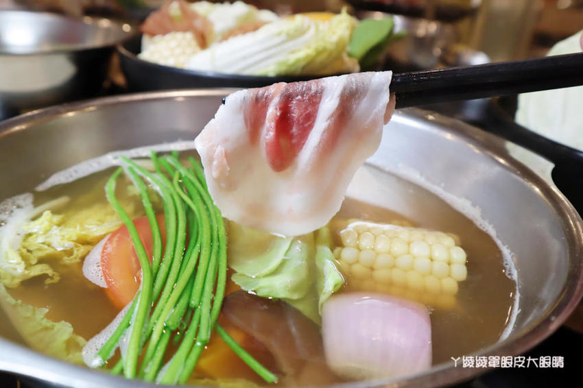 新竹火鍋推薦湯作鍋物!巨城附近火鍋,必吃招牌剝皮辣椒雞湯、高檔肉品及特色佐醬