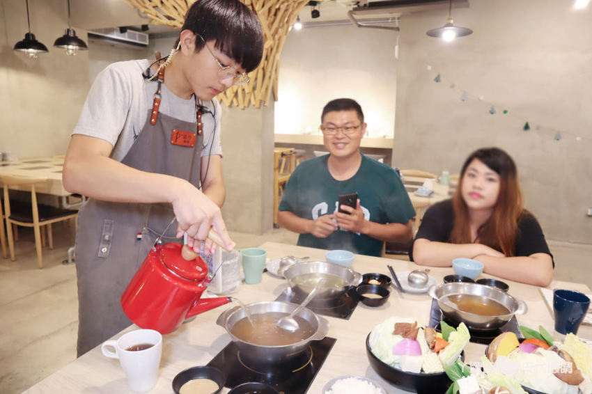 新竹火鍋推薦湯作鍋物!巨城附近火鍋,必吃招牌剝皮辣椒雞湯、高檔肉品及特色佐醬