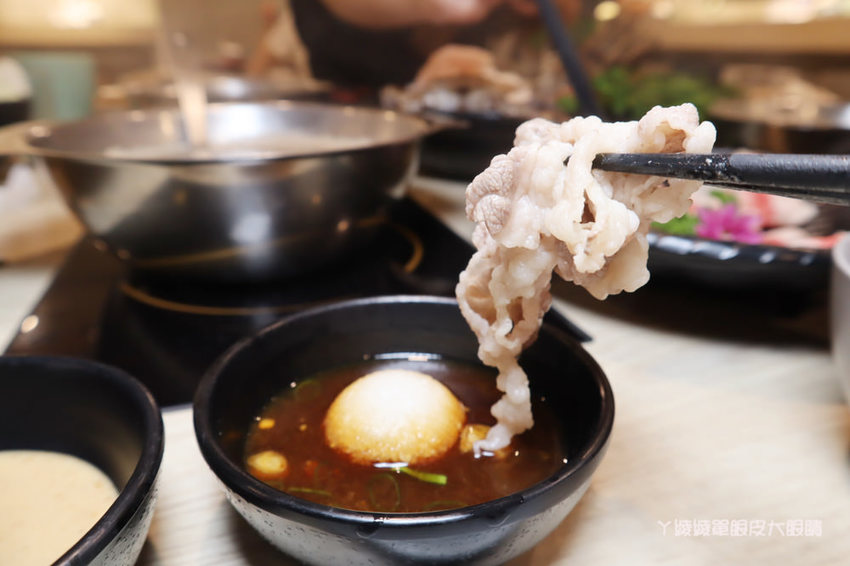 新竹火鍋推薦湯作鍋物!巨城附近火鍋,必吃招牌剝皮辣椒雞湯、高檔肉品及特色佐醬