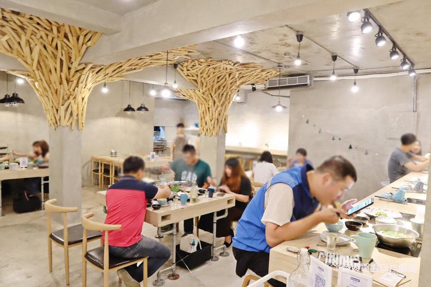 新竹火鍋推薦湯作鍋物！巨城附近火鍋，必吃招牌剝皮辣椒雞湯、高檔肉品及特色佐醬