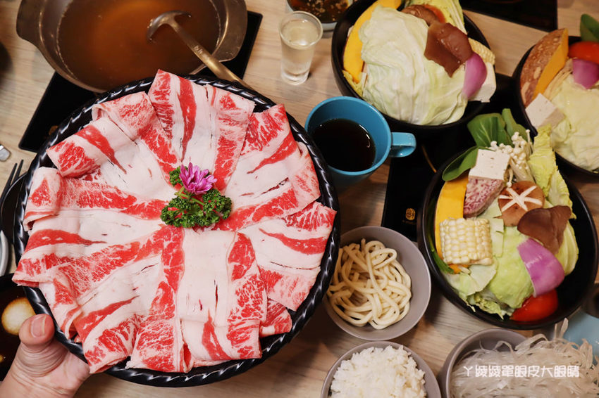 新竹火鍋推薦湯作鍋物!巨城附近火鍋,必吃招牌剝皮辣椒雞湯、高檔肉品及特色佐醬