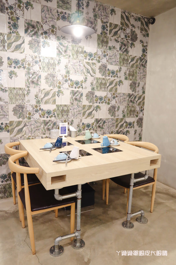 新竹火鍋推薦湯作鍋物!巨城附近火鍋,必吃招牌剝皮辣椒雞湯、高檔肉品及特色佐醬