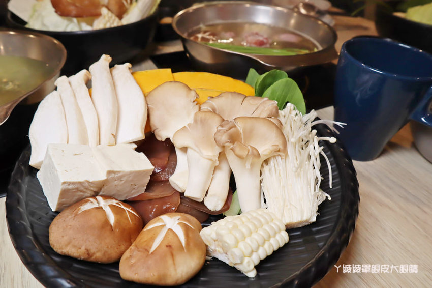 新竹火鍋推薦湯作鍋物!巨城附近火鍋,必吃招牌剝皮辣椒雞湯、高檔肉品及特色佐醬